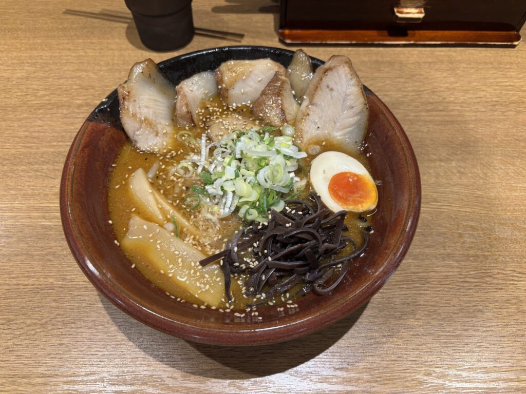 焙煎ごまみそ特上ほほ肉炙りチャーシュー麺